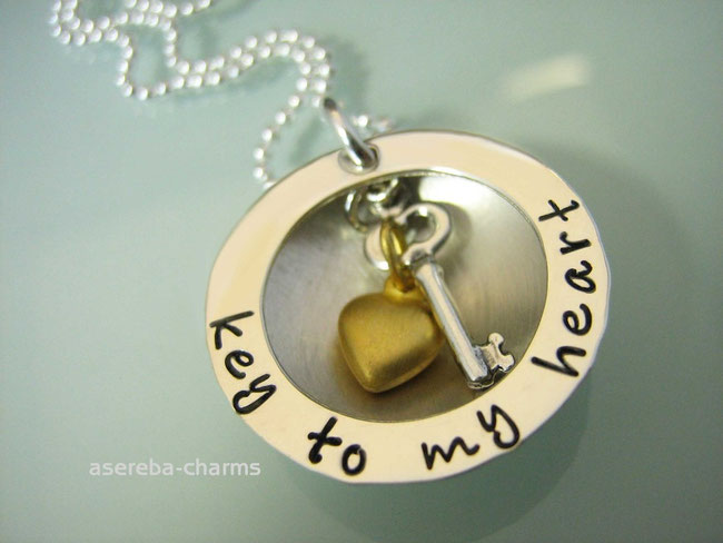 Halbmedaillon "key to my heart - Schlüssel zu meinem Herzen" mit Gravur (plus Schlüssel und Herz)