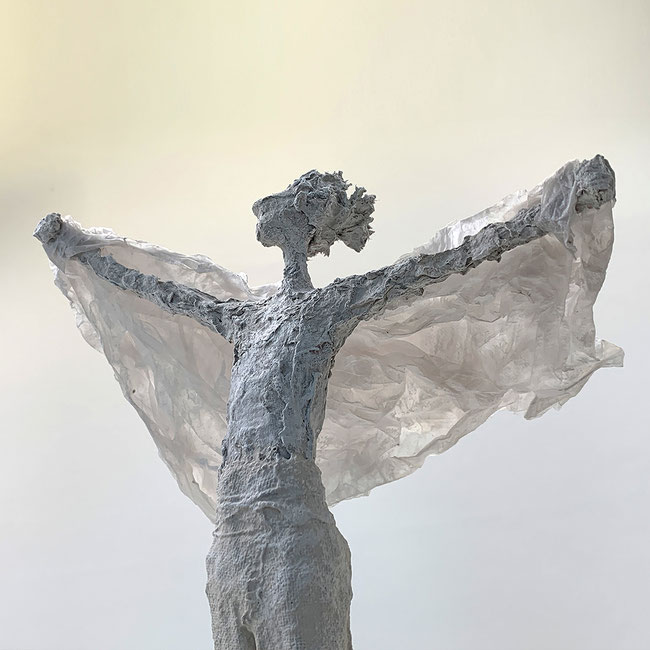 Skulptur aus der Werkreihe: Wind und Sturm -2024 Titel: Frei - 43 x 22 x 21 cm