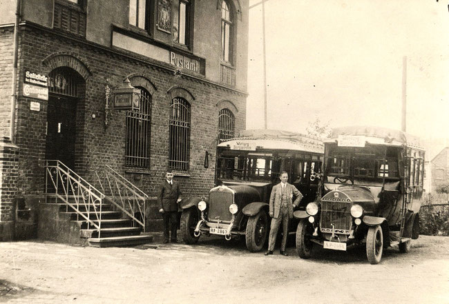 Zwei Postbusse vor dem Borgentreicher Postamt. Wann das Foto entstand, ist nicht bekannt. 50 Jahre war Franz Otto Hartweg Postmeister in Borgentreich.  
