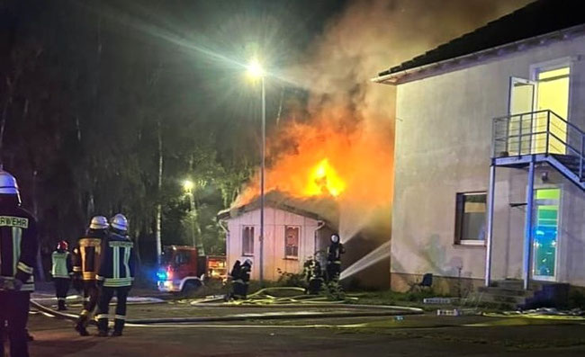 Gefährliche Situation für die Einsatzkräfte: In der ZUE in der ehemaligen Desenberg-Kaserne brennt ein Schuppen mit giftigen Asbestplatten. Foto: Feuerwehr
