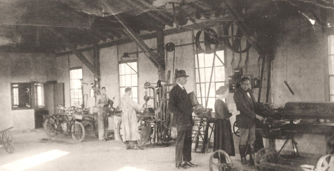 Landmaschinenwerkstatt Uffelmann 1924.  (Aus dem Buch "Alt Borgentreich in Bildern" von Bernhard Kösters)