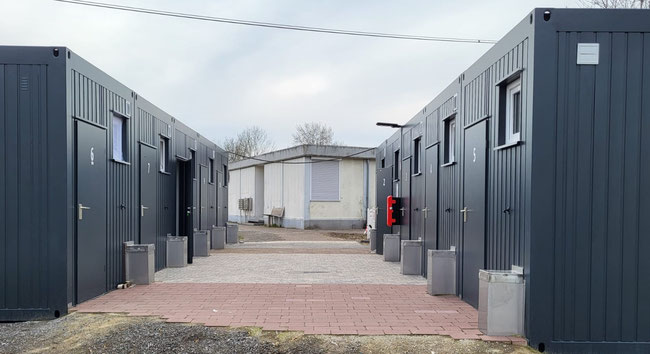 In der Keggenriede hat die Stadt zehn neue  Wohncontainer für insgesamt 20 Geflüchtete aufgestellt. Der alte Wohncontainer (im Hintergrund) wird renoviert. Foto: Hubertus Hartmann