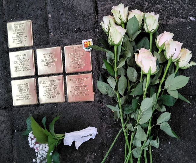 Erinnerung an Regina, Herbert, Ruth und Ellen Bierhoff sowie Irma, Julius und Günter Goldschmidt vor dem Haus in der Gossenstraße 7. Foto: Hubertus Hartmann