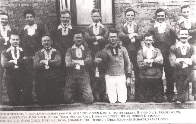 Borgentreicher Fußballer 1920 vor einem Spiel gegen Kassel. (Aus dem Buch "Alt Borgentreich in Bildern" von Bernhard Kösters)