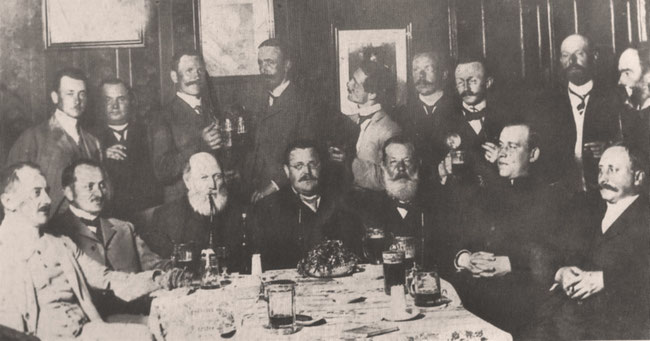 Honoratiorenstammtisch im Jahr 1910 (aus dem Buch "Alt Borgentreich in Bildern" von Bernhard Kösters).