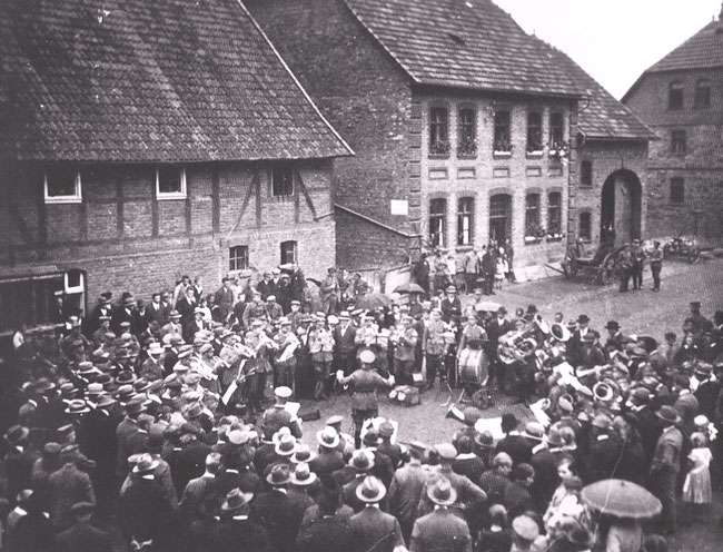 Militärkonzert in der Bogenstraße 1932.  (Aus dem Buch "Alt Borgentreich in Bildern" von Bernhard Kösters)