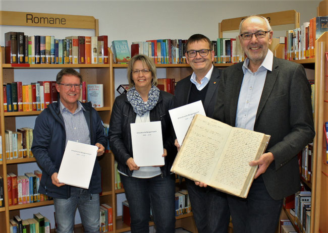 Ortschronist Hubertus Hartmann (rechts) hat die alte Borgentreicher Ortschronik im heutigen Schriftbild als Buch herausgegeben. Das präsentieren (von links) Ortsvorsteher Werner Düdoth, Bücherei-Leiterin Mechthild Kremper und Bürgermeister Rainer Rauch.