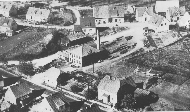 Ein Dampfkessel treibt das 1906 erbaute Sägewerk auf dem Lehmberg an. Ende der 1970er Jahre wird es abgerissen.  (Aus dem Buch "Alt Borgentreich in Bildern" von Bernhard Kösters)