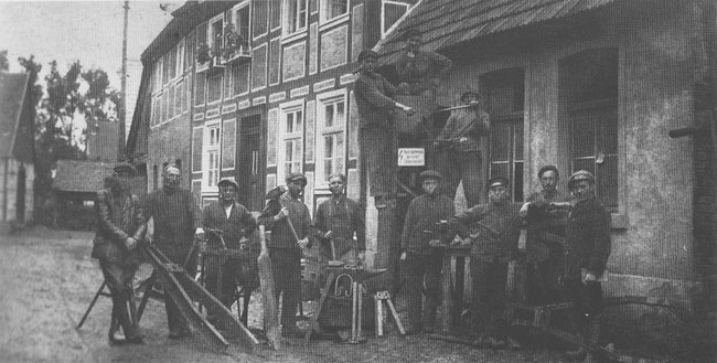 In der Rischstraße wird Elektrizität verlegt. 44 elektrische Straßenlampen ersetzen 1912 die alten Petroleumleuchten.  (Aus dem Buch "Alt Borgentreich in Bildern" von Bernhard Kösters)