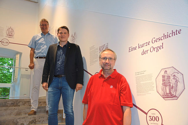 Rolf Husemann (von links), Fachbereichsleiter der Stadt Borgenreich, Bürgermeister Nicolas Aisch und Museumsleiter Jörg Kraemer im Treppenhaus des neu gestalteten Orgelmuseums. Foto: Westfalen-Blatt 
