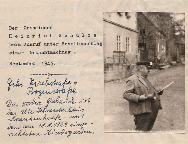 Das Bild des Ortsdieners mit der Schelle wurde der alten Chronik vermutlich nachträglich zugefügt.