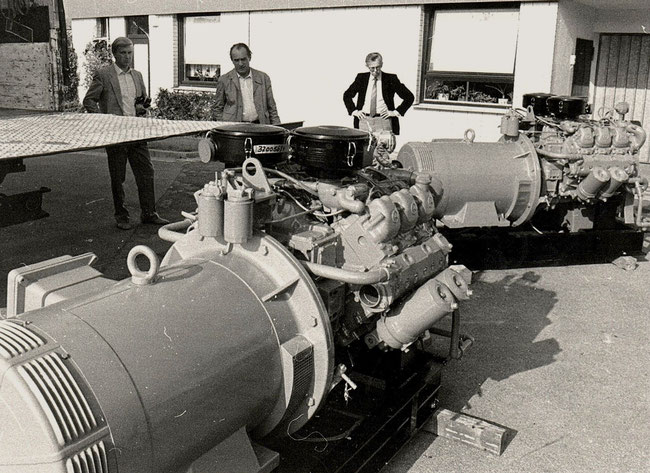 Die Verwaltungsmitarbeiter Gerhard Sendler, Franz Hartmann und Andreas Wilhelms (von links) bestaunen die großen Dieselmotoren des neuen Blockheizkraftwerks. Foto: Stadtarchiv Borgentreich