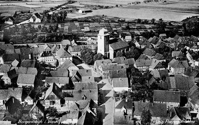 Ein "Fliegerbild" Borgentreichs vor der Zerstörung 1945.