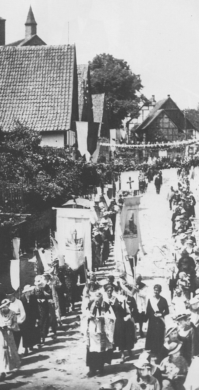 Anlässlich des 650-jährigen Stadtjubiläums werden 1930 Schützenfest und Johannistag gemeinsam gefeiert. Eine beeindruckende Prozession zieht mit Pastor Dr. Meyer durch den Steinweg. (Aus dem Buch "Alt Borgentreich")