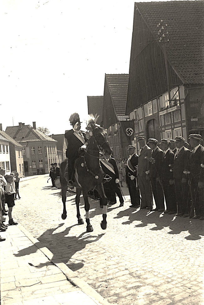 Schützenfest unterm Hakenkreuz mit Oberst Hermann Berlage hoch zu Ross in der Markstraße im Hintergrund die Apotheke. Es dürfte um 1940 entstanden sein. (Aus dem Archiv von Famiie Berlage/Emmerkehof))