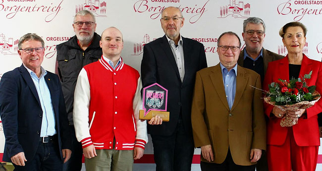 Das Redaktionsteam (von links) Werner Dürdoth, Konrad Thiele, Valentin Hermann, Redaktionsleiter Hubertus Hartmann, Heinz-Werner Klare, Klaus Jürgens und Lektorin Elisabeth Rengel mit dem Heimatpreis. Foto: Stadt Borgentreich