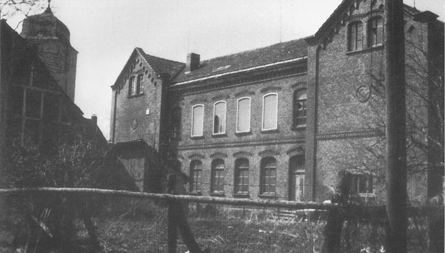 Die frühere Volksschule am Steinweg, wo heute das Pfarrheim steht. Das Bild zeigt die Rückansicht vom Hagen aus. (Aus dem Buch "Alt Borgentreich in Bildern")