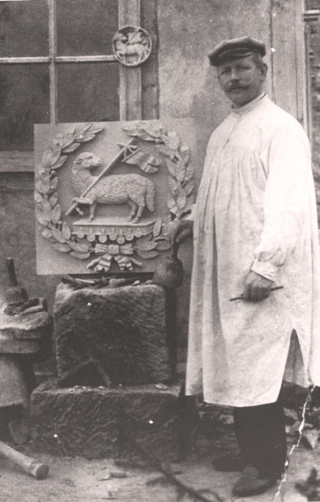 Steinmetz, Heimatforscher und Chronist Clemens Brilon im Jahr 1910 (aus dem Buch "Alt Borgentreich in Bildern" von Bernhard Kösters).