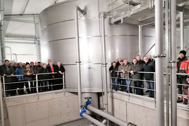 Bürgermeister Nicolas Aisch (ganz links) und Wasserwerkstechniker Sebastian Göke (ganz rechts) informierten die Teilnehmer der Männerwanderung im Hochbehälter am Galgenberg über die Trinkwasserversorgung der Stadt Borgentreich. Foto: Hubertus Hartmann