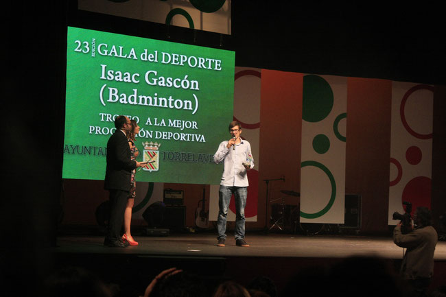 Isaac Gascón agradeciendo el premio...