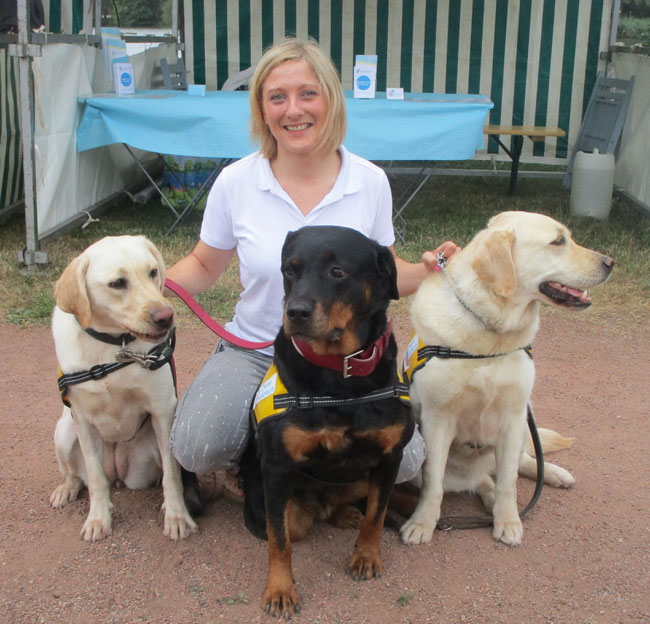 Caroline SCHMITT en présence de trois chiens de médiation lors d'un stand des CMUE