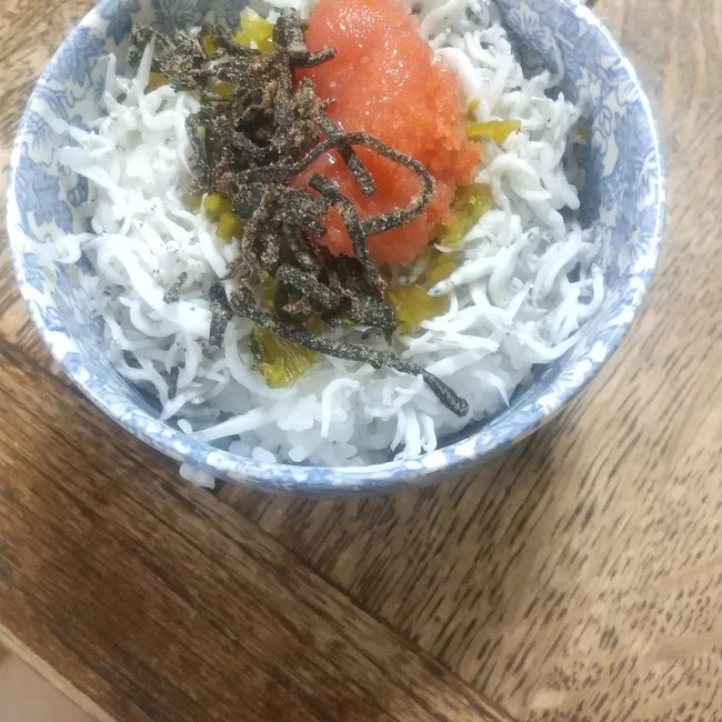 シラス丼に塩昆布いそ松葉あうよ