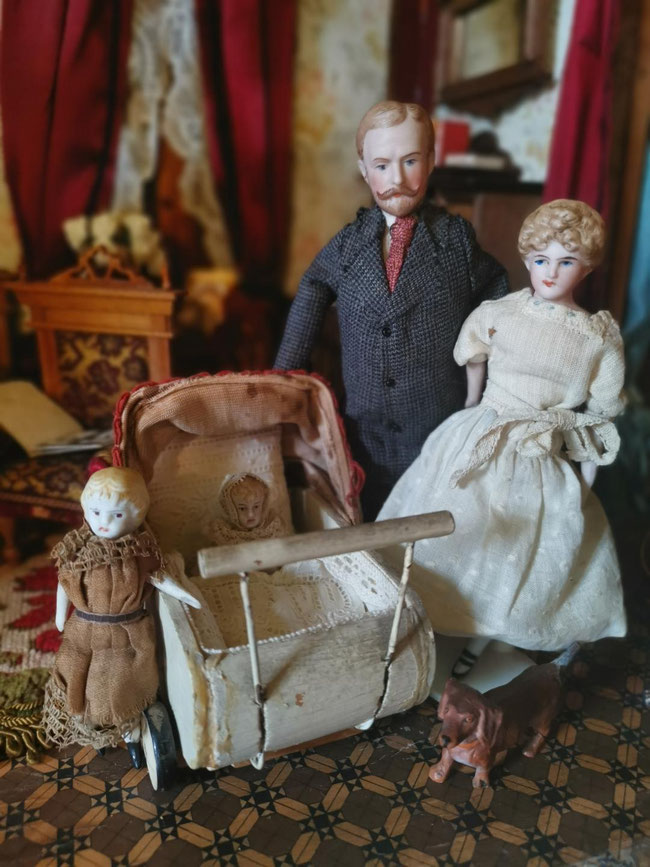 Antike Puppenhaus Familie