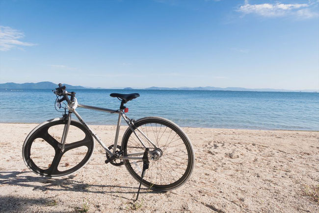 滋賀県琵琶湖砂浜とレンタル自転車