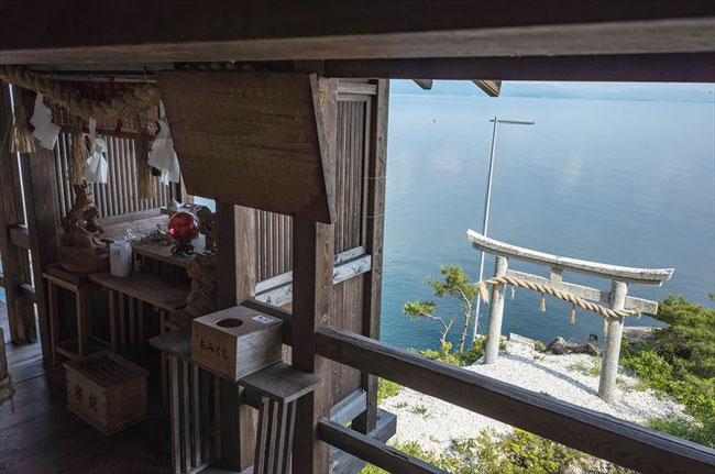 琵琶湖竹生島・白い鳥居