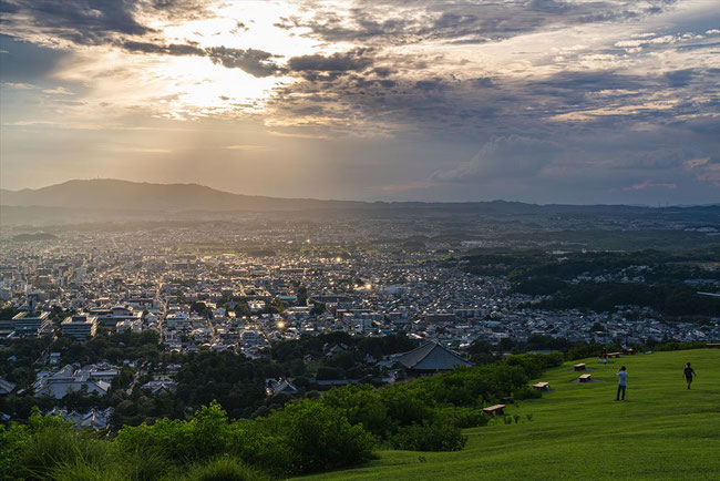 奈良の若草山の一重目頂上からの夕焼け