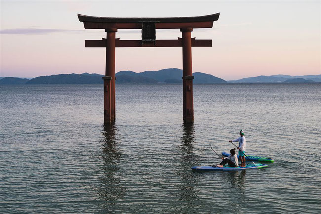 滋賀県琵琶湖「白髭神社」の夕焼けの鳥居