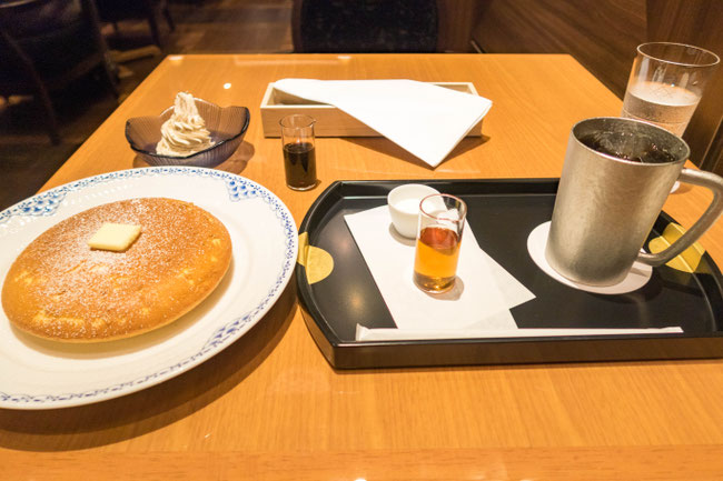 「神乃珈琲 京都店」アイスコーヒーと和三盆糖のパンケーキ