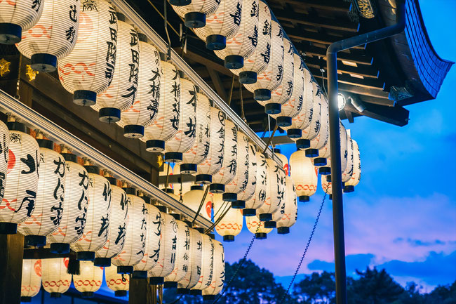 夕暮れ時の八坂神社