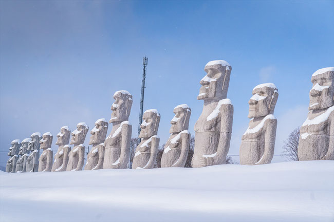 清野霊園のモアイ像と雪