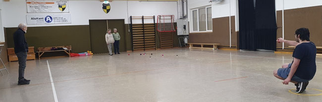 Alfelder testen Indoorboule am Faschingsdienstag in der Posthalle.