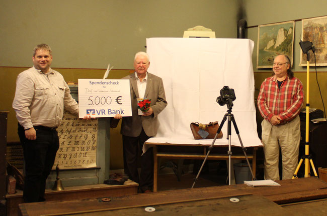 Die Freude über die Spende von 5.000 Euro, die Hans Gerhard Ramler (Mitte) dem Förderverein des Dorf- und Schulmuseums Schönwalde quasi als Weihnachtsgeschenk überbrachte, war beim 1. Vorsitzenden Marc Dobkowitz (l.) und Honorarkraft Gerrit Gätjens groß.