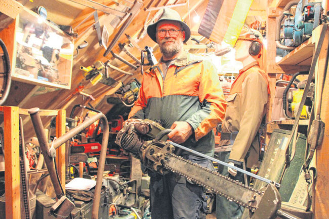 Forstwirt Jan Matthiesen sammelt Motorsägen und brachte diese vor dem Dorf- und Schulmuseum zum Laufen.