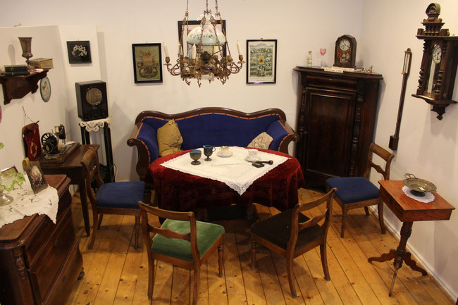  Wie schon in den Vorjahren konnte endlich zum Museums-Café im Dorf- und Schulmuseum in den alten Schulbänken oder dem gemütlichen Sofa Platz genommen und hausgemachte Kuchen und Torten genossen werden.