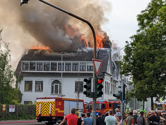 21.05.2023 Flammen schlagen durch das Dach des EBV-Hauptgebäudes - (c) Heinz Maas