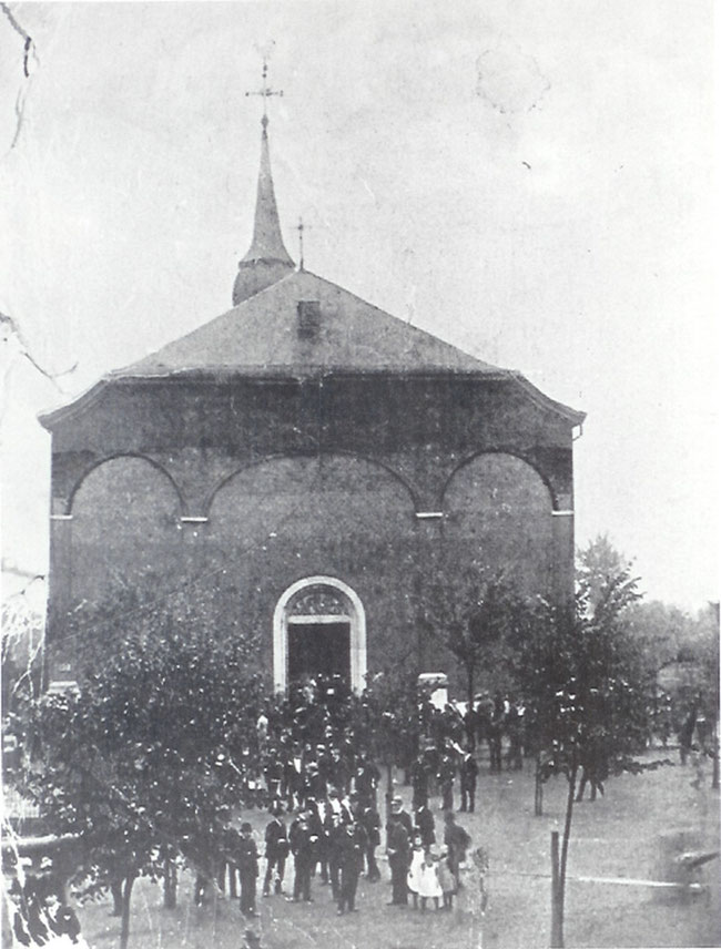 Vermutlich die älteste Aufnahme des Marktes von 1880 - die ursprüngliche Fassade der Pfarrkirche