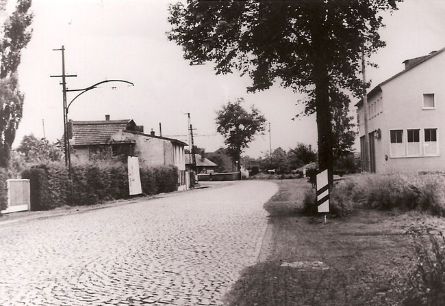 Die alte Bahnbrücke, links mit Flammenhäuschen