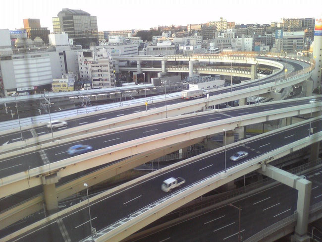 横浜駅東口の高速インターチェンジ風景