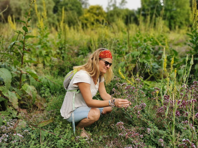 Kräuterwanderung Kräutertour Kräuterspaziergang Kräuterführung Naturwanderung Kräuterworkshop Kräuter Retreat Kräuterretreat Kräuterauszeit Naturerlebnisse mit Wildkräuterexpertin Nicole von HappyHeppert