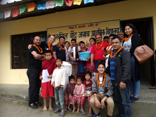 SHREE DAL BHANJHANGプライマリースクールの子どもたちと
