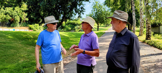 Montagswanderer in Bruchsal am Golfplatz. (c) Dieter Müller