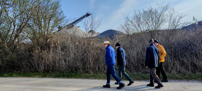 Montagswanderer in der Saalbachniederung. Fotos (c) PH, TJ, DM