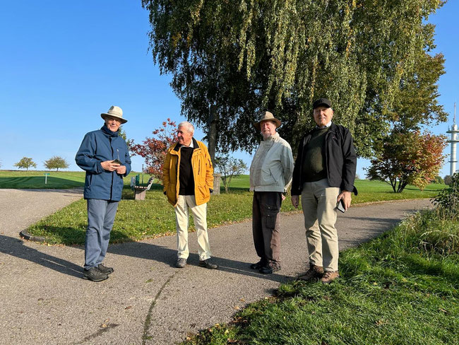 Bruchsaler Montagswanderer auf dem Golfplatz. Foto (c) TJ