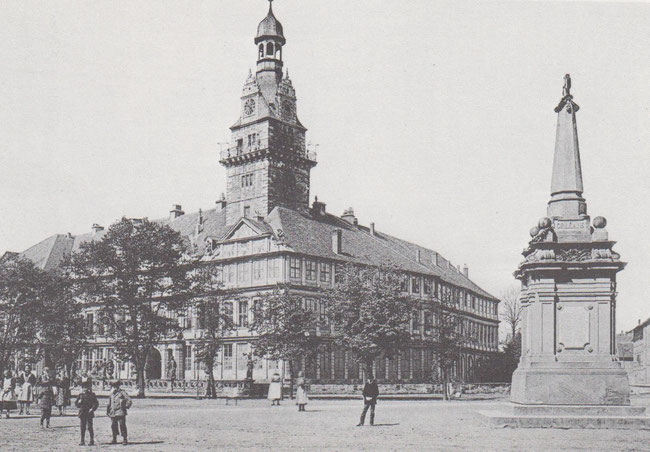 Schlossplatz mit Kriegerdenkmal.