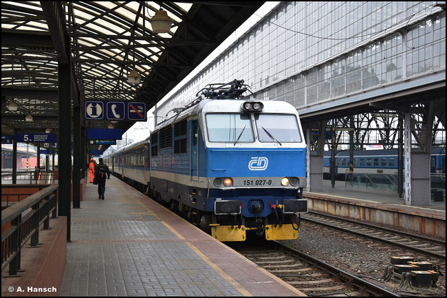 Trotz der Nummer 151 027-0 gibt es von der BR 151 nur 13 Exemplare. Einige Nummern wurden dabei ausgelassen. Die Lok mit der höchsten Ordnungsnummer wartet am 11.11.2024 in Prag Hbf. auf Weiterfahrt
