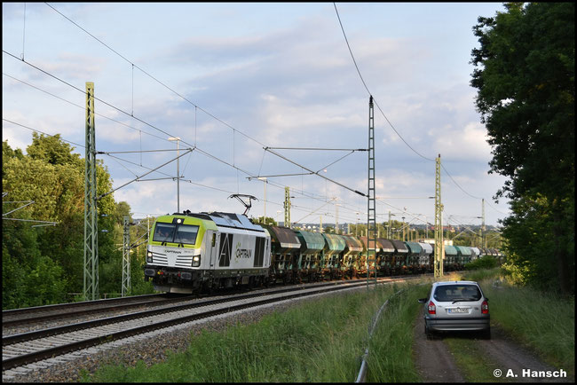 Mit einer Leine Schottertüten eilt am Abend des 16.06.2025 Captrain 248 031-7 durch Chemnitz-Furth